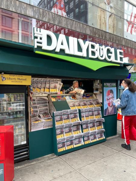 В Нью-Йорке появился газетный киоск издания The Daily Bugle из "Нет пути домой"